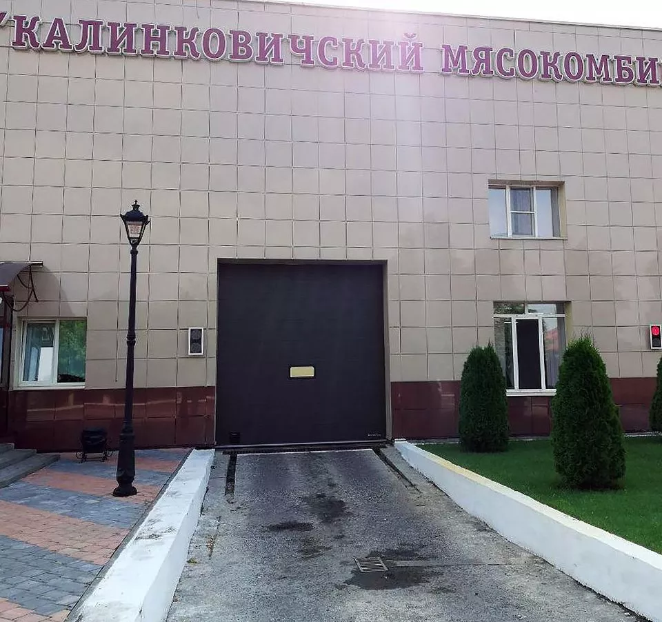 Обновление въездной группы фасада здания комбината в Калинковичах